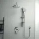 Wandmontierte Dusche mit Kopf- und Handbrause von Ideal Standard, in Chrom, mit integriertem Thermostat und einer Ablage für Duschutensilien.